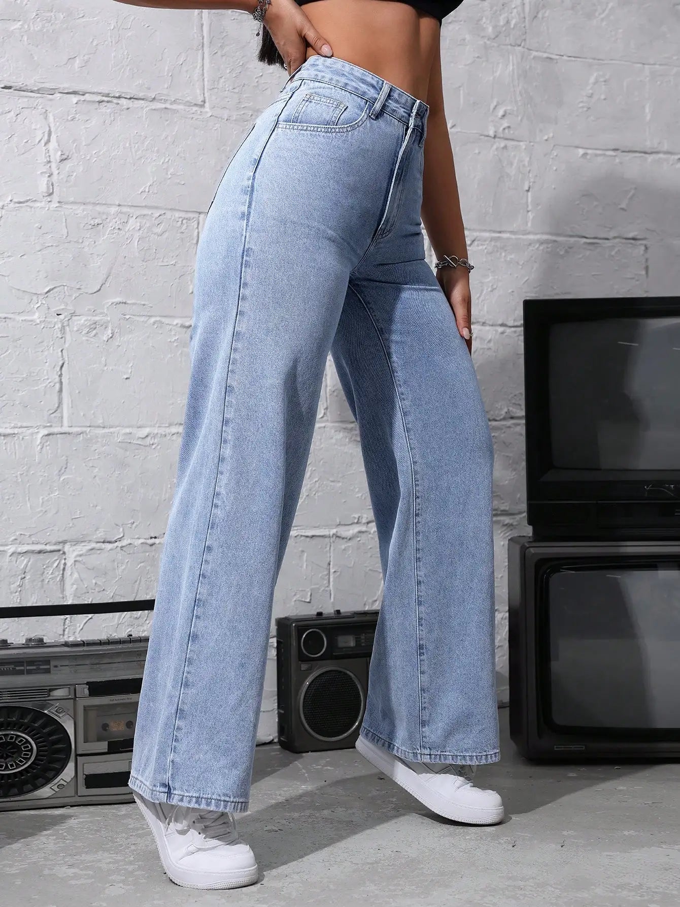 Aura Women's High Mid Ripped Straight Leg Pant